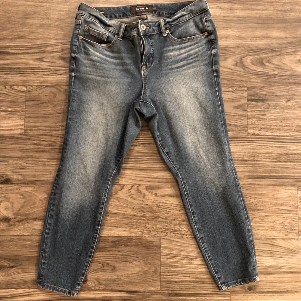 Torrid high rise curvy cropped jeans size 10